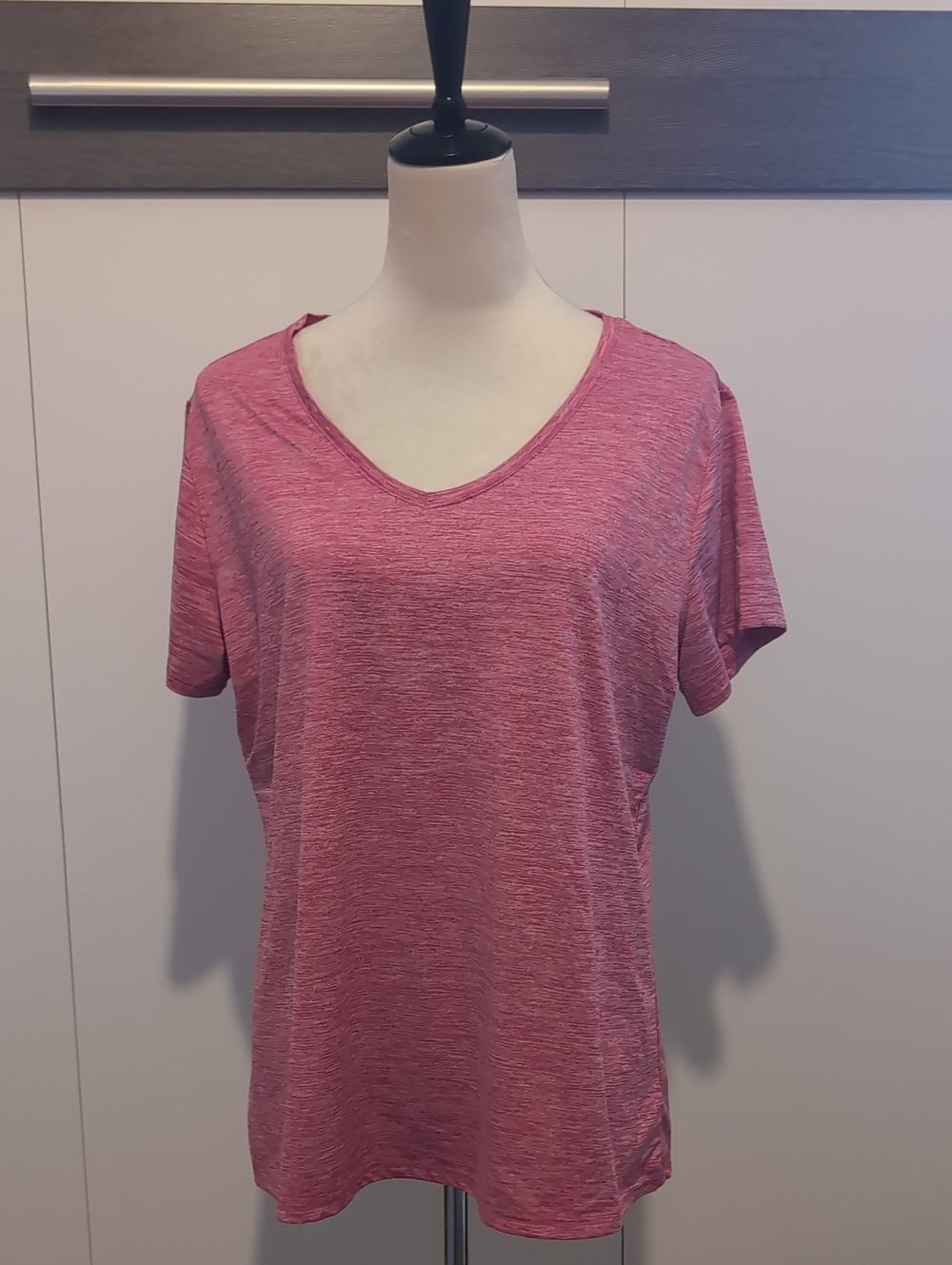 Amazon Essentials Women's Heathered Pink V-Neck Short Sleeve Tee